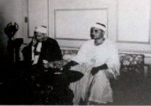 ( الشيخ فى محطة الاذاعة يتلو القرآن )